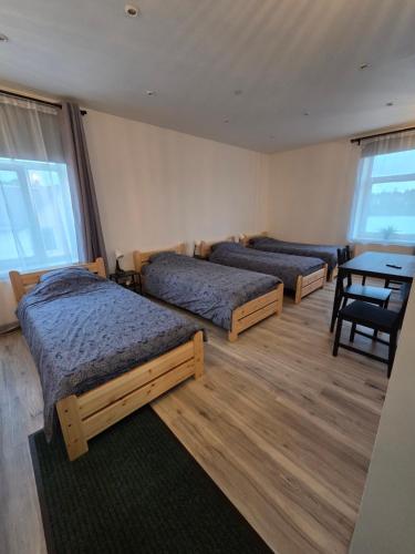 4 twin beds
