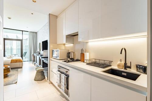 Deluxe Studio Business Bay - Balcony City Skyline Views, Dubai (photo 5)