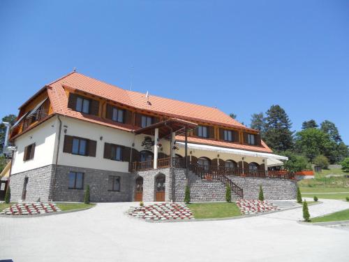 Farkas Panzió - Hôtel - Cîrţa