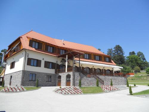 Farkas Panzió - Hotel - Cîrţa