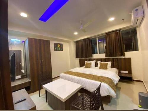 ห้องส่วนกลางสำหรับนั่งเล่น/ดูทีวี, Hotel Rose Palace  in ภรทาน