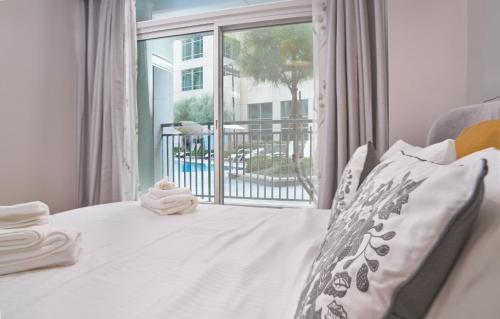 Vista Downtown Poolside 1BR Walk to Burj Khalifa, Dubai (photo 3)
