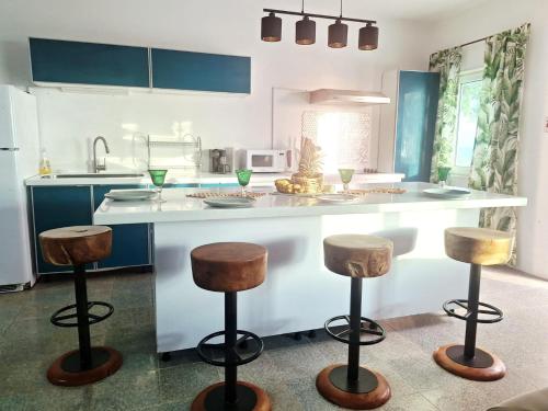 Restaurant, Whispering Clouds Beach House in Whitehouse