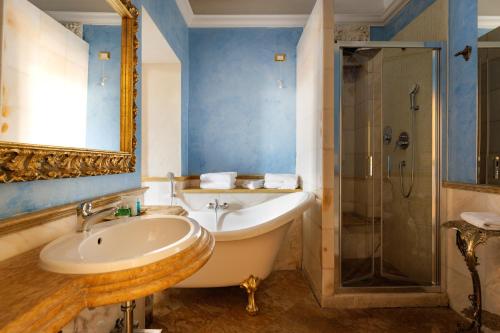 Shower, Hotel Romanico Palace in Via Veneto