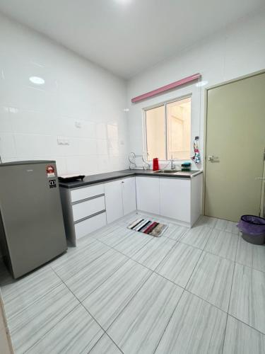 Kitchen, Rich field Cameron Highlands Homestay-Peony Square-3BDR 2BTH-8PAX in Kuala Terla