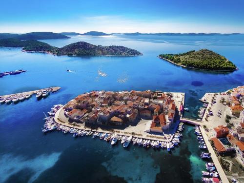 A környék, Apartment with Terrace in Grebaštica