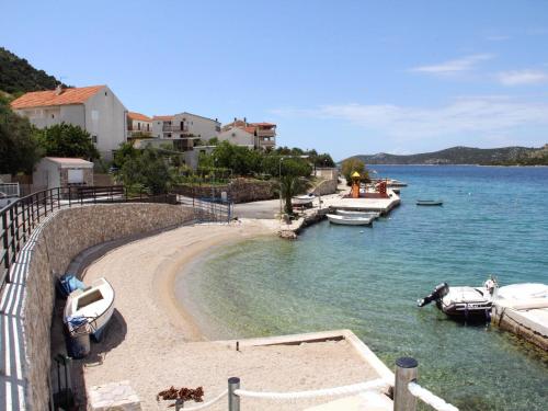 A környék, Apartment with Terrace in Grebaštica