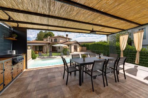 Villa with swimming pool and children's playground, in a quiet area - by Traveler Tourist agency Krk in Sroki