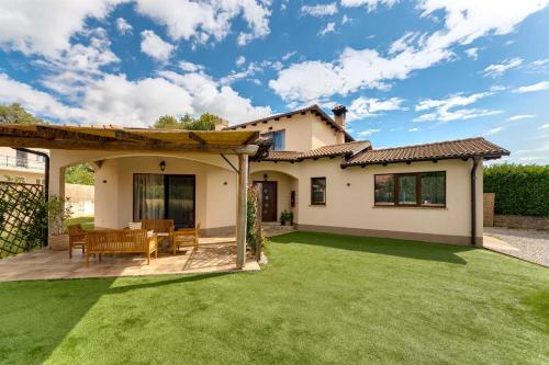 Villa with swimming pool and children's playground, in a quiet area - by Traveler Tourist agency Krk in Sroki