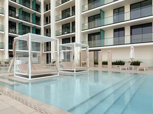 Modern Studio w/ Pool & Gym | Prime JVC Location - image 11