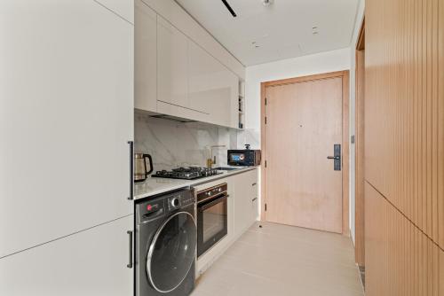 Modern Studio w/ Pool & Gym | Prime JVC Location - image 10