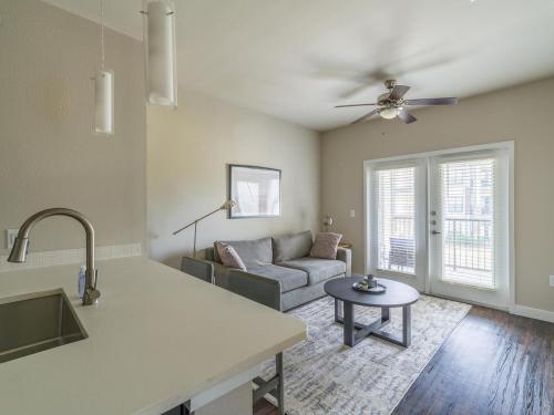 Landing Beautiful 1BD Gym Clubhouse, Katy (foto 6)