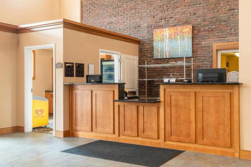 White River Inn & Suites - image 6