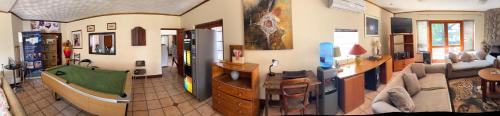 Zona de TV/saló-bar comuns, Jolly Suites in Midrand
