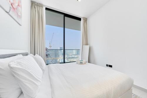 FAM Living Minimalist 1BR Gem in Binghatti Amber, Dubai (foto 5)