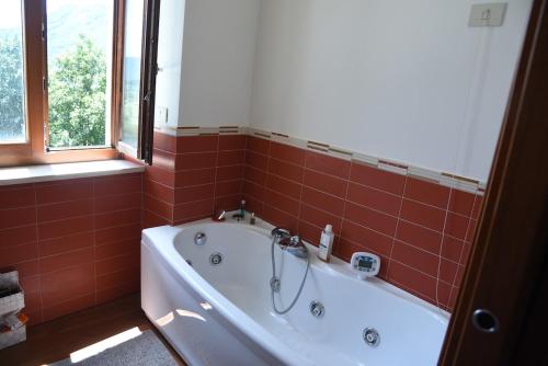 Antica casa panoramica con sauna e idromassaggio in Rocca Di Cambio