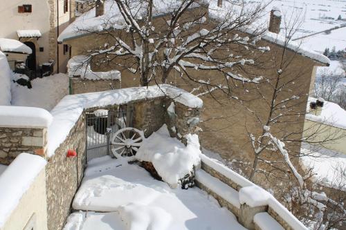 Antica casa panoramica con sauna e idromassaggio in Rocca Di Cambio