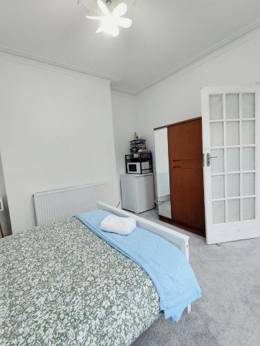 Double Room in Winton in Wallisdown and Winton West