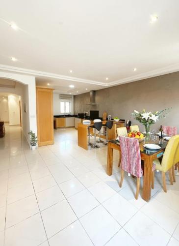 Spacious 4-Bedroom Apartment with Sea View, Saint Julianʼs