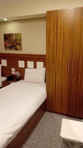 Royal Inn Residence - image 5