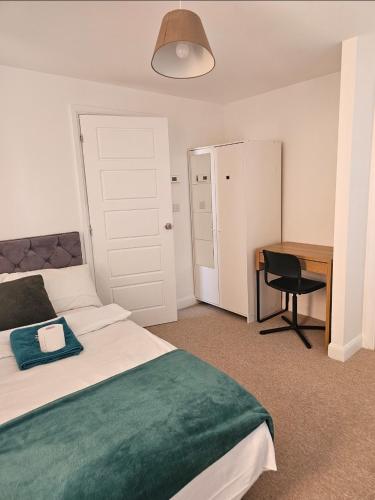 Double Bedroom in Dartford central- Private Toilet & Bathroom