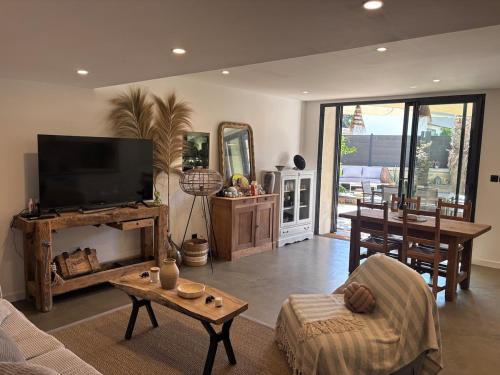 Charming village house gîte à louer Saint-Laurent-d'Aigouze