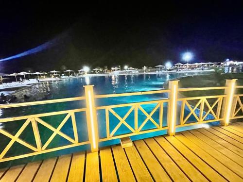 شاليه ثلاث غرف مكيف ومجهز بالكامل in 蘇伊士