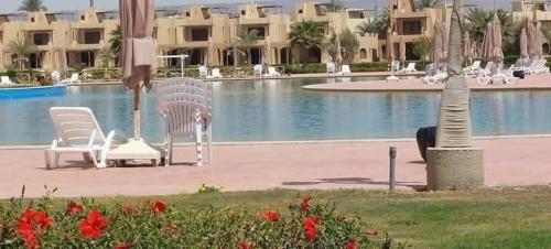 شاليه ثلاث غرف مكيف ومجهز بالكامل in 蘇伊士