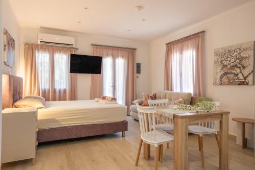 Myrina Retreat - Golden Sun in Mirina