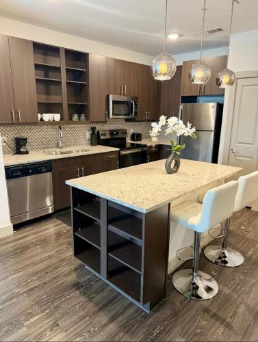 Modern 1BR Dallas peaceful escape in the heart of Farmers Branch! Less than 20 minutes from Downtown Dallas, 15 from DFW ariport 15 from Grapevine