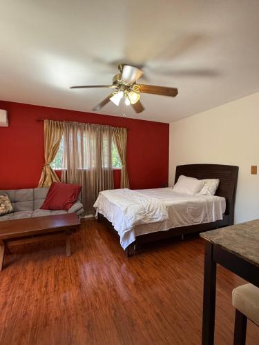 Luxury king studio 20 min to Malibu beaches