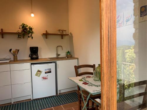 ห้องครัว, Poetic glass house in the countryside in อูรบิโน