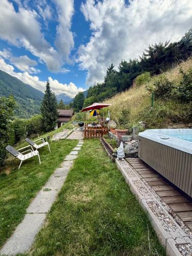 Chalet Opalpin Lodge & Spa, vue montagne et jacuzzi in Nendaz