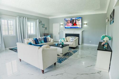 Villa By the Beach - sleeps 8 plus, Nassau (Foto 2)