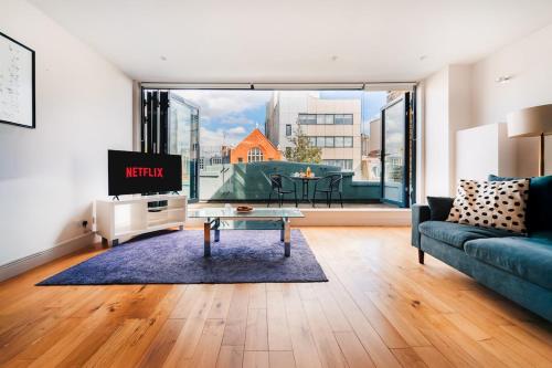 Loft Apartment in Farringdon with a Terrace, Londyn