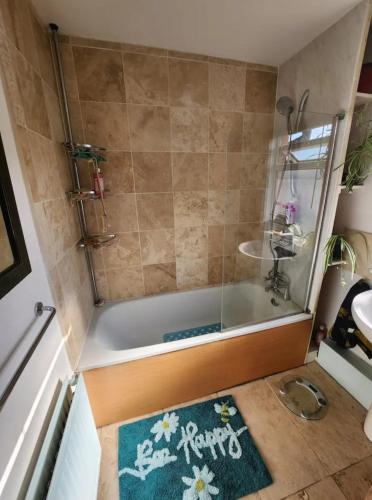 BEE GENTLE BEE KIND BEE HAPPY rooms in Glastonbury