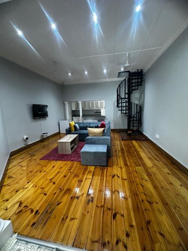 Everly4 Guest Apartment - Tap to explore photos