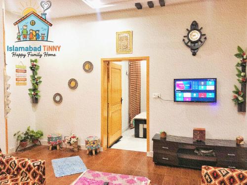 Ortak salon/TV alanı, Islamabad Tinny Happy Family Home in İslamabad