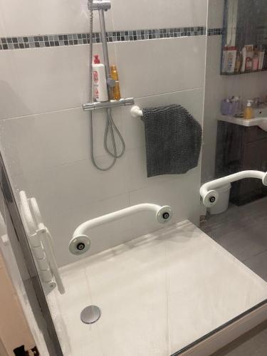 Apparemment 1 chambre proche gare in Екен