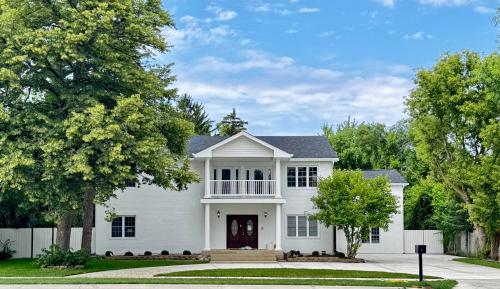 Facilities, Sleeps 24+ Luxury house Near Chicago 12 king beds in North O'Hare