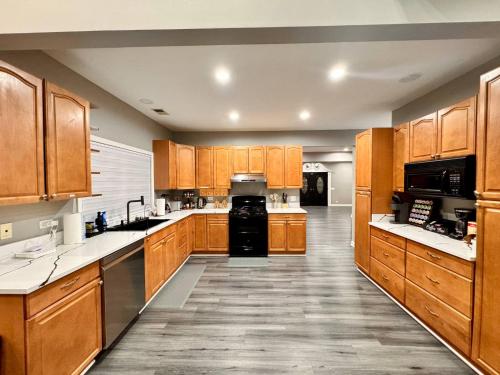 Facilities, Sleeps 24+ Luxury house Near Chicago 12 king beds in North O'Hare