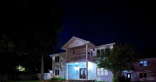 Facilities, Sleeps 24+ Luxury house Near Chicago 12 king beds in North O'Hare