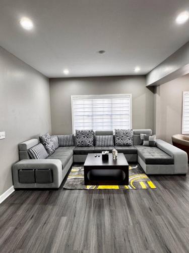 Facilities, Sleeps 24+ Luxury house Near Chicago 12 king beds in North O'Hare