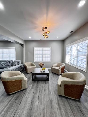 Facilities, Sleeps 24+ Luxury house Near Chicago 12 king beds in North O'Hare