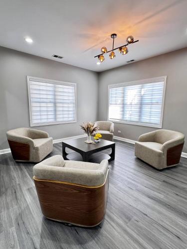 Facilities, Sleeps 24+ Luxury house Near Chicago 12 king beds in North O'Hare