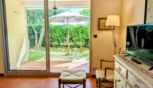 Provençal, Spacieux & réconfortant, Emplacement sûr au cœur du Parc des Calanques, Salon et chambre clim, lit confortable, Cuisine équipée avec lave-vaisselle et lave-linge, Garage, jardin, piscine privés, Inclus linge, bureau, Wifi, Netflix, Sans Stress, Cassis (fotografie 4)