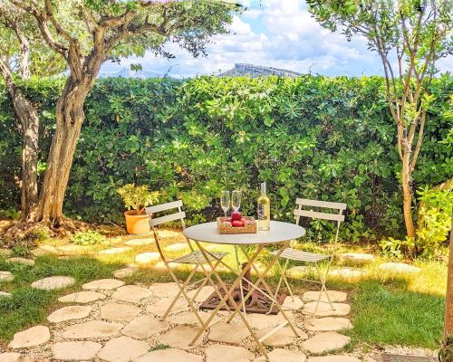 Provençal, Spacieux & réconfortant, Emplacement sûr au cœur du Parc des Calanques, Salon et chambre clim, lit confortable, Cuisine équipée avec lave-vaisselle et lave-linge, Garage, jardin, piscine privés, Inclus linge, bureau, Wifi, Netflix, Sans Stress, Cassis (fotografie 9)