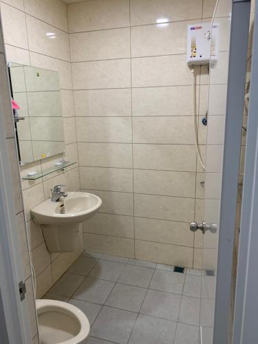 Hedong B&B in Hemei Township