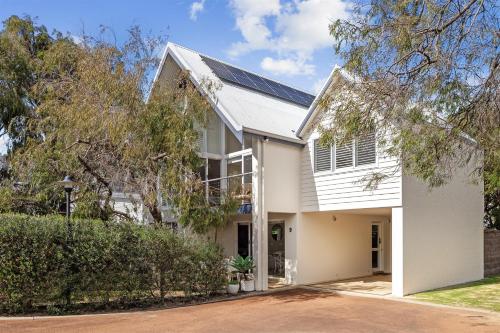 ON THE BEACH - Villa over the road from the beach - Perth