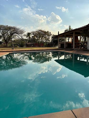 Magnífica Chácara com Fundo para a Represa (Magnifica Chacara com Fundo para a Represa) in เปาลิเนีย